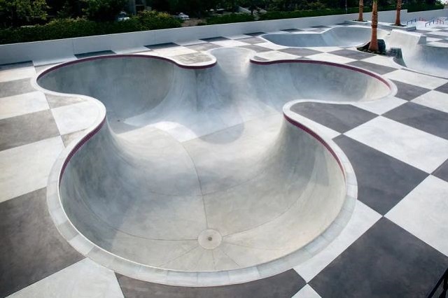 極限運動滑板場地中像一個游泳池的叫什么？